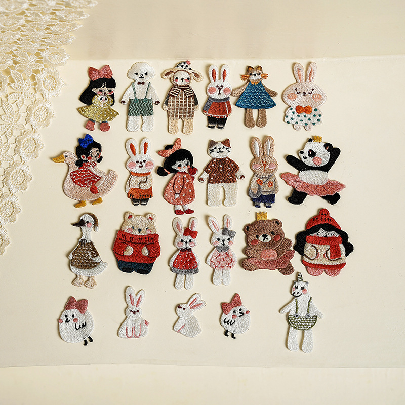Embroidery Letter M - Urocza naszywka z haftem z motywem