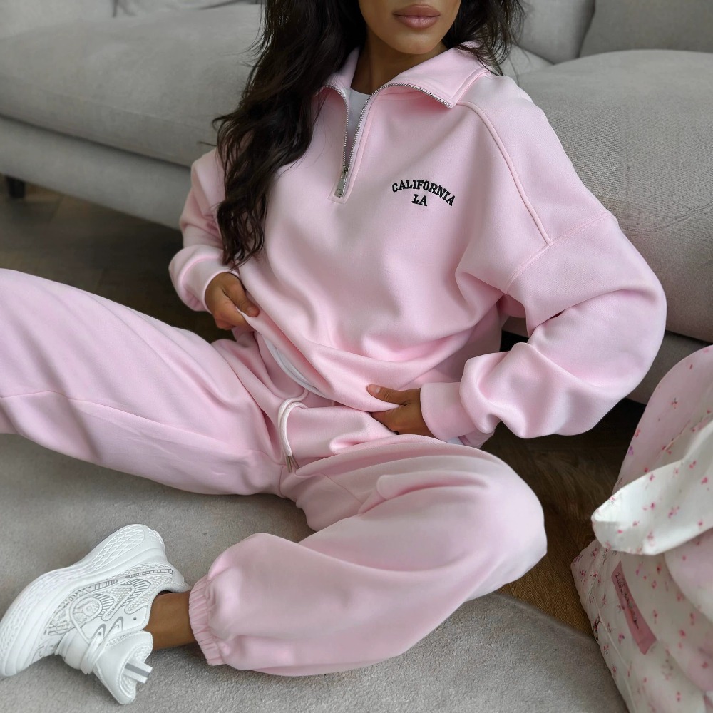 Embroidery Style - Sportowy komplet z haftowanym napisem: bluza